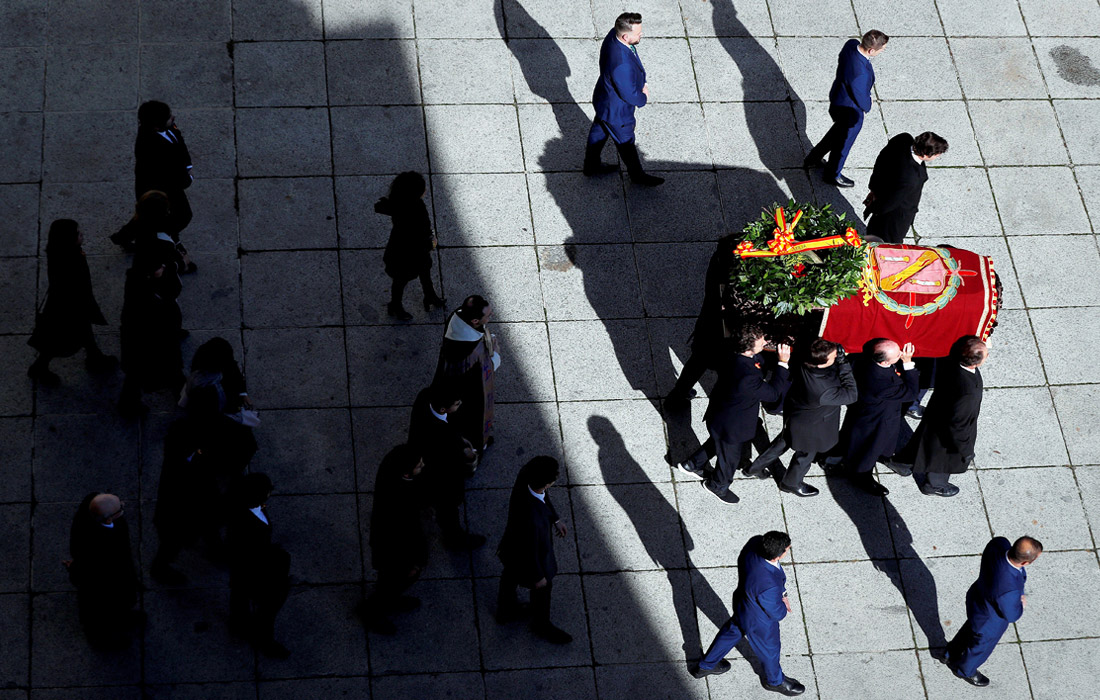 В мадридском районе Пардо завершилась церемония перезахоронения останков бывшего руководителя Испании Франсиско Франко. Гроб на вертолете был доставлен на кладбище после эксгумации из могилы в базилике в Долине Павших, затем погружен в катафалк, который в сопровождении полицейских автомобилей подъехал к месту захоронения - фамильному склепу, где сейчас покоится вдова Франко Кармен Поло.