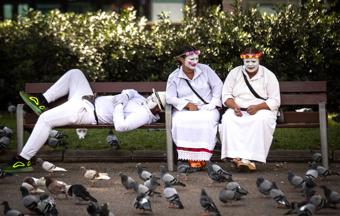 Артисты пантомимы на отдыхе на площади Каталонии в Барселоне