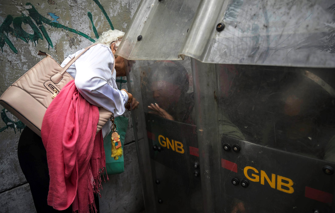 Венесуэльская оппозиция и сторонники правительства вышли на улицы столицы в знак протеста