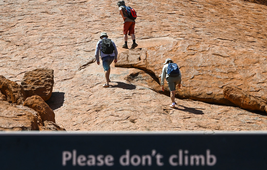 Сотни людей в последний раз совершили восхождение на скалу Улуру в Австралии. С субботы, 26 октября, подъем на огромный монолит, так же известный как Эрс-Рок, будет официально закрыт.