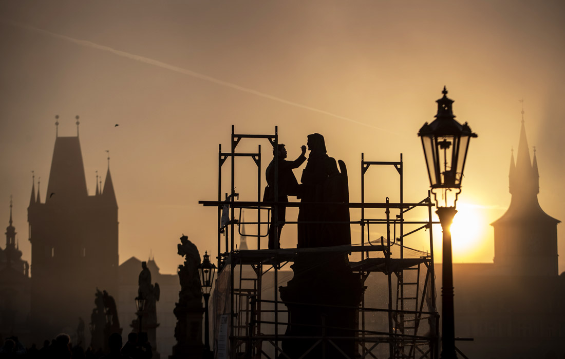 В Праге проходит реставрация скульптур на Карловом мосту