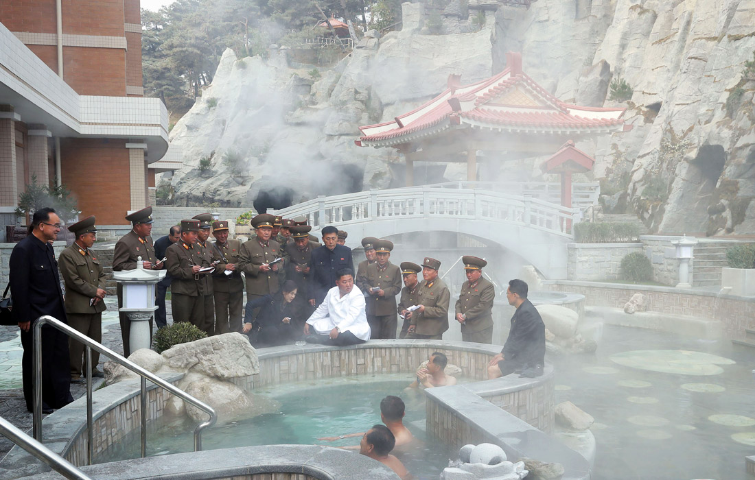 Глава КНДР Ким Чен Ын с супругой посетили строящийся туристический курорт с термальными источниками в уезде Яндок