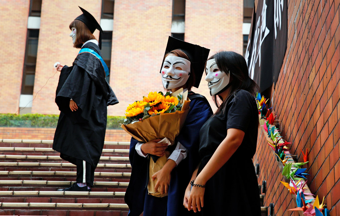 Студенты Гонконгского политехнического университета пришли на церемонию вручения дипломов в масках Гая Фокса в поддержку антиправительственных акций