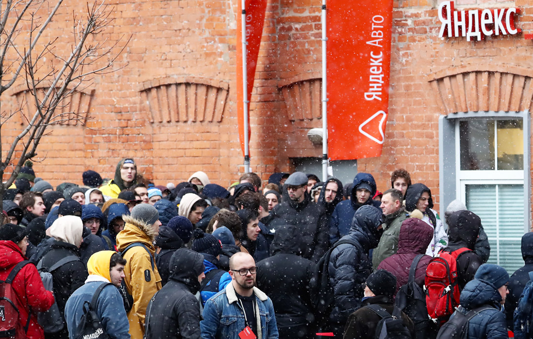 У фирменного магазина "Яндекс" в Москве образовалась очередь из сотни желающих бесплатно обменять старую аудиотехнику на "умную" колонку, которая была представлена компанией в октябре