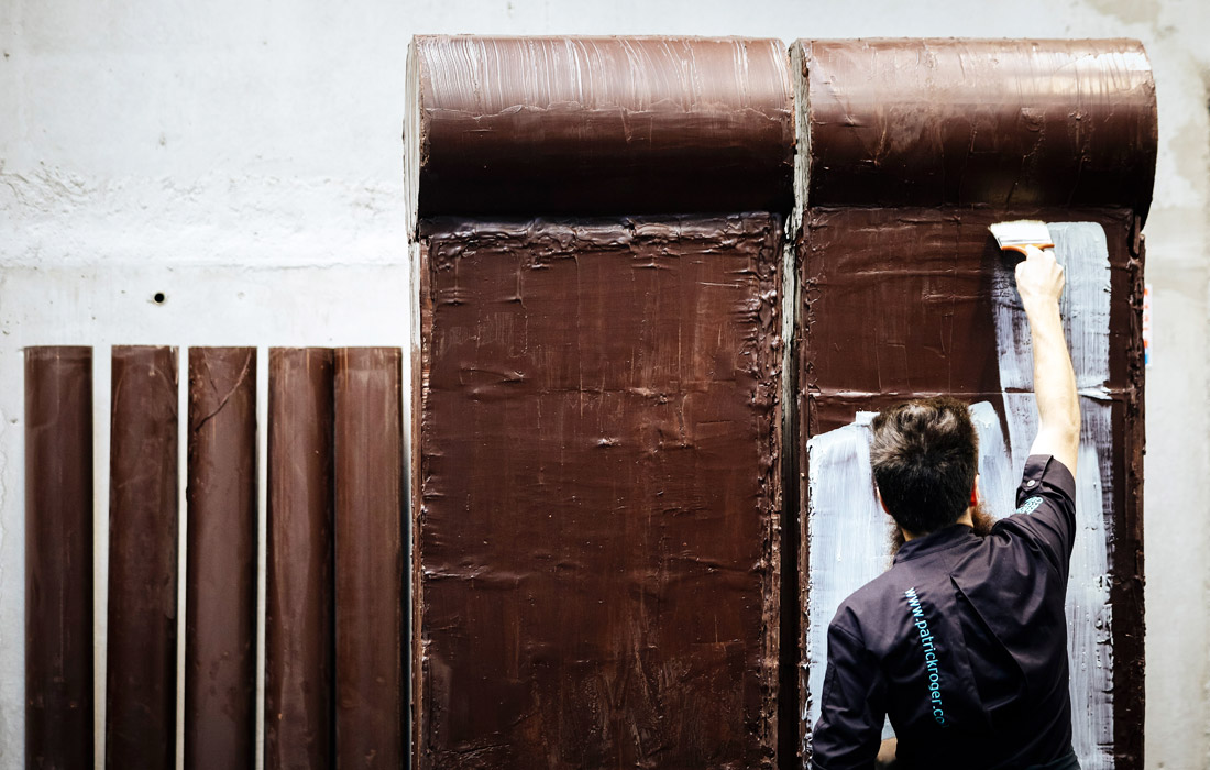 Французский шоколатье Патрик Рожи cоздает макет Берлинской стены из шоколада к 30-й годовщине ее падения