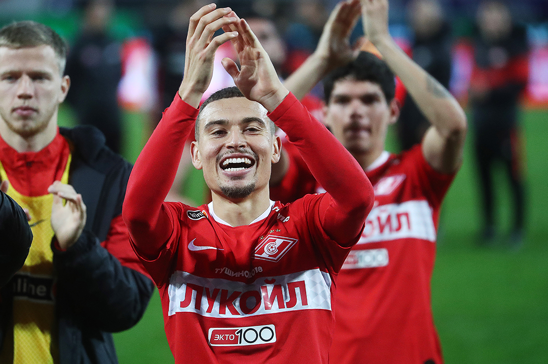 22-летний шведский нападающий Джордан Ларссон летом перешел в "Спартак", недавно забил два мяча в ворота "Локомотива". Он - сын легендарного нападающего Хенрика Ларссона, чемпиона Англии в составе "Манчестер Юнайтед", двукратного чемпиона Испании в составе "Барселоны". Младший Ларссон назван Джорданом в честь баскетболиста Майкла Джордана.