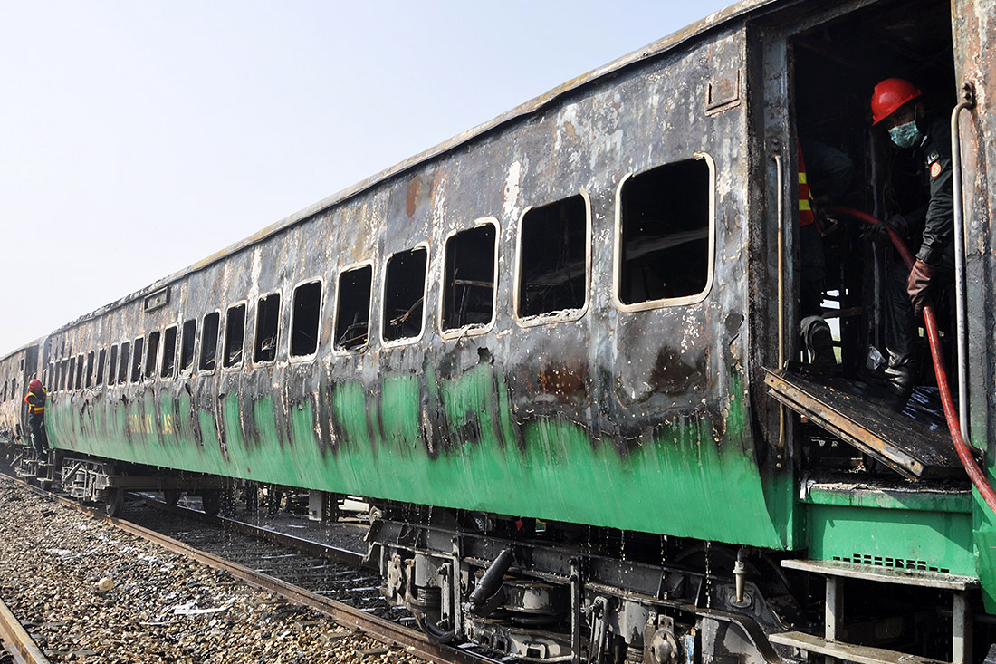 Десятки людей погибли при пожаре в поезде в Пакистане