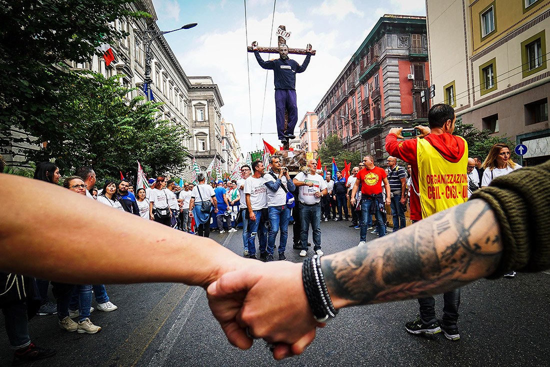 Акция против закрытия завода по производству бытовой техники Whirlpool прошла в Неаполе