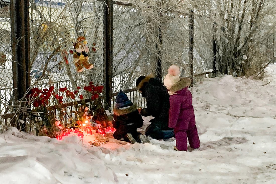 В Нарьян-Маре люди несут цветы и игрушки к детскому саду, где во время тихого часа был убит ребенок