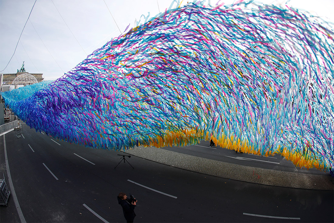 У Бранденбургских ворот в Берлине открыли инсталляцию из 30 000 ленточек-записок, на которых люди писали, что для них значило падение Берлинской стены