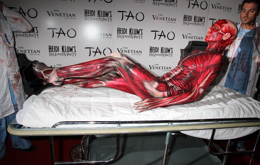 На вечеринке 2011 года модель перевоплотилась в человека без кожи