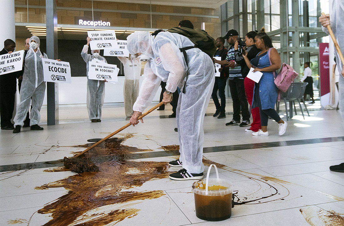 Активисты Extinction Rebellion провели очередную акцию, призывающую обратить внимание на состояние климата на планете. На этот раз в Кейптауне, ЮАР.