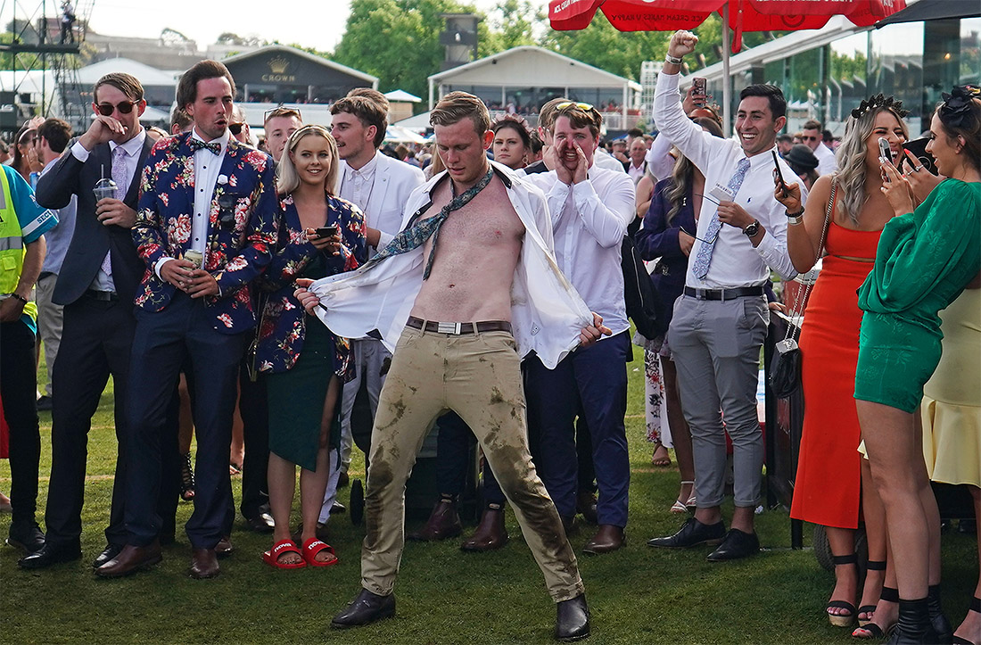 Скачки "Мельбурнский кубок" традиционно начались в первый вторник ноября в Австралии на ипподроме Флемингтон Парк