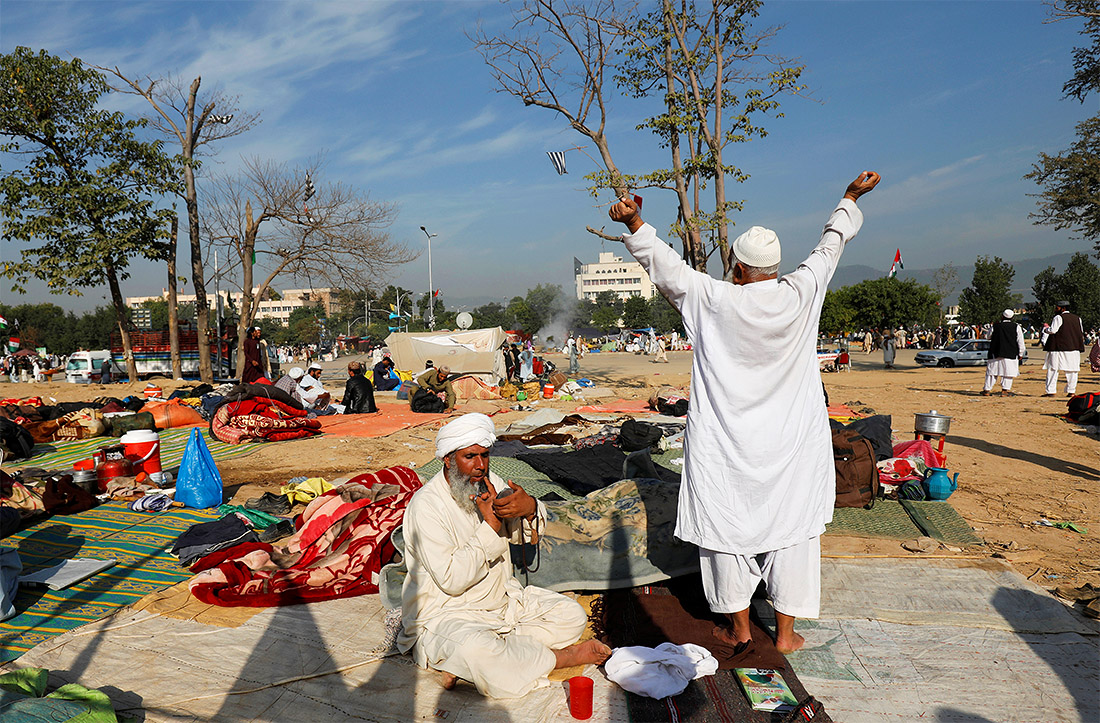 В Пакистане проходит "Марш мира", призванный выказать недовольство правительством Имрана Хана. В знак протеста против премьера некоторые мужчины срезают свои бороды.