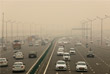 В связи с превышением допустимой нормы загрязнения воздуха в Дели власти приняли решение об ограничении движения в городской черте частных автомобилей. Движение машин, регистрационные номерные знаки которых заканчиваются на четную цифру, не имеют права выезжать по нечетным датам, и, наоборот, автомобили с "нечетными" номерами будут простаивать по четным дням. Власти заявили, что почти 1,2 миллиона зарегистрированных транспортных средств в Дели ежедневно не будут выезжать на улицы города в течение двух недель.
