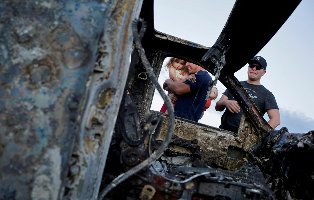 В Мексике в минувший понедельник на дороге напали на группу мормонов. В результате погибли три женщины и шестеро детей. На месте преступления был найден выгоревший автомобиль. Предполагается, что к массовому убийству причастны местные банды. На фото: родственники погибших на месте преступления.