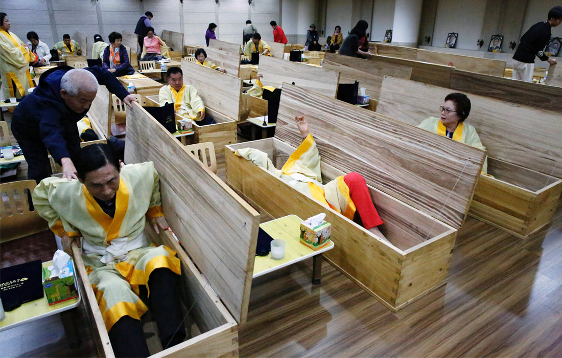 В Сеуле местные компании предлагают клиентам услугу имитации собственных похорон, которая поможет им побороть депрессию и вновь почувствовать вкус к жизни