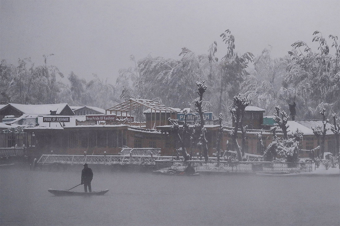 Мощный снегопад обрушился на кашмирский Срингар