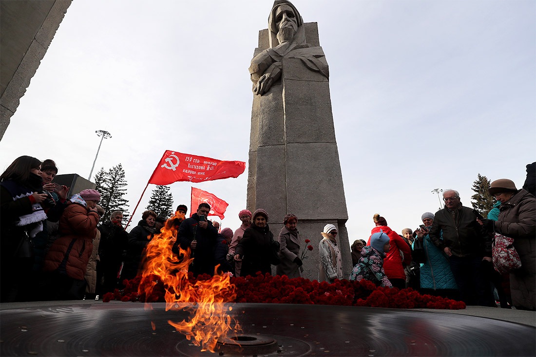 В  Новосибирске на мемориальном комплексе "Монумент славы" прошла торжественная церемония зажжения Вечного огня в рамках подготовки празднования 75-летия Победы в Великой Отечественной войне