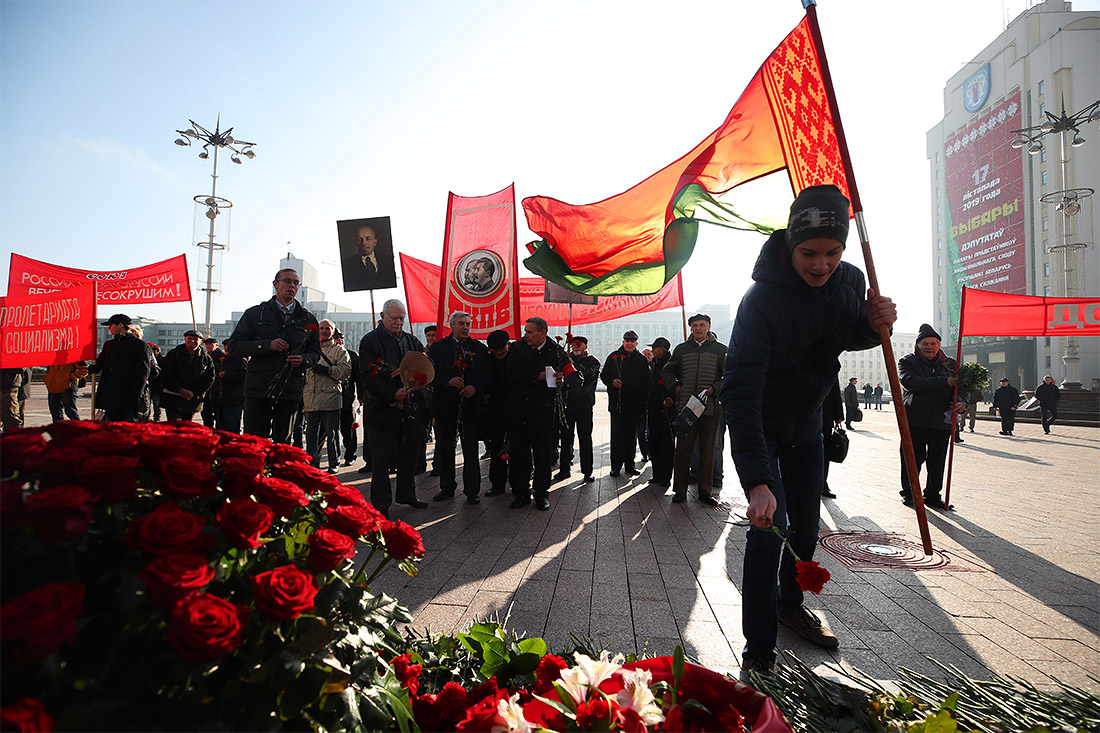 В Минске возложили цветы к памятнику В.И. Ленина в честь 102-й годовщины Великой Октябрьской социалистической революции