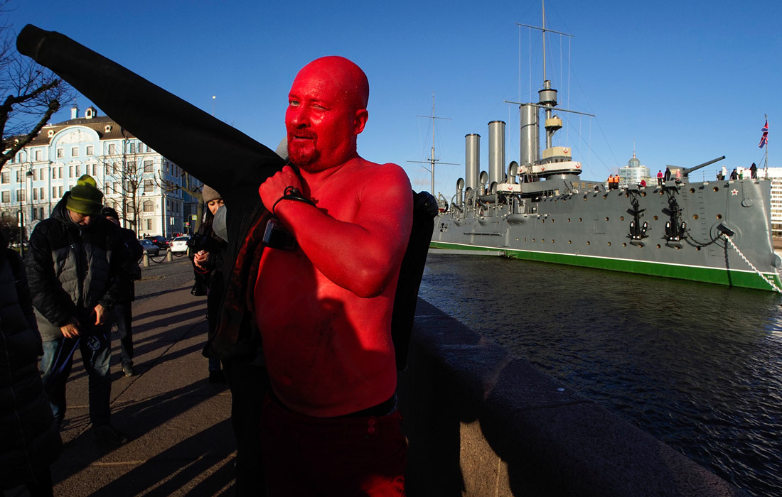 Петербургский активист арт-группы "Сну-Сну" принял участие в акции "Купание красного меня" у крейсера "Авроры"