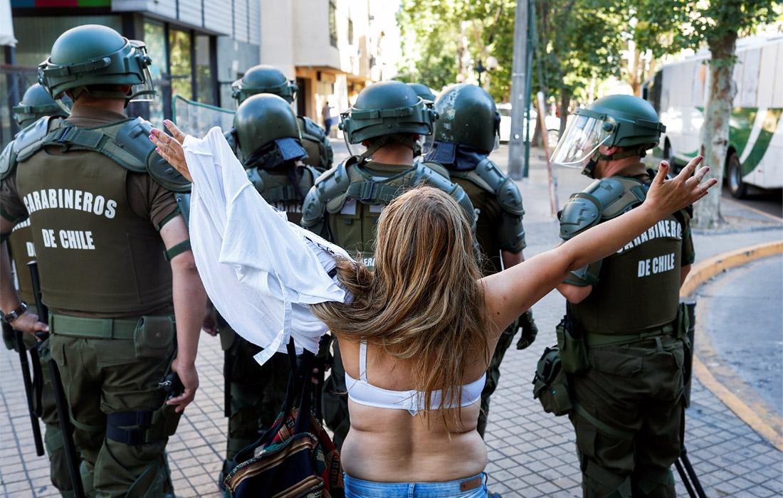 В Сантьяго участники антиправительственных акций протеста находят новые способы обратить на себя внимание общественности