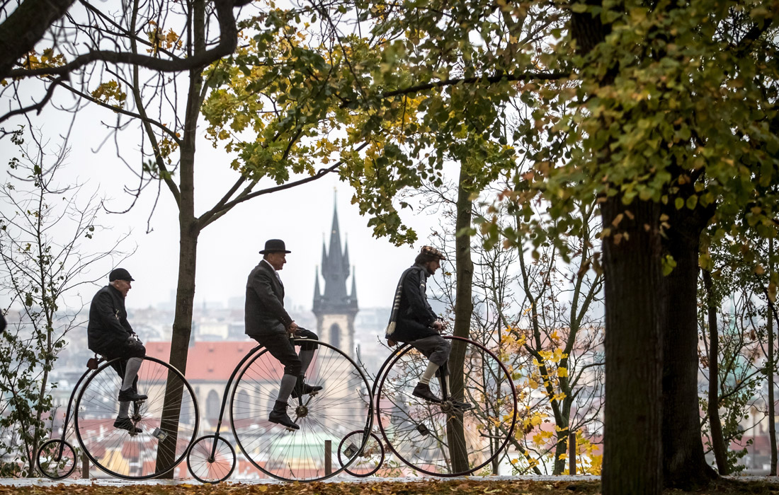 Ежегодный велопробег на старинных велосипедах в Праге