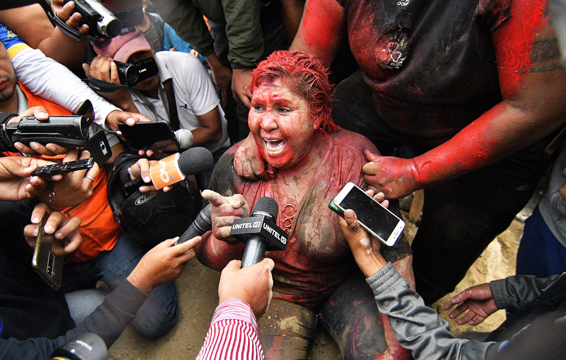 Мэр небольшого города Винто в Боливии Патриция Арсе, которая подверглась нападению со стороны оппозиционных протестующих, разговаривает со СМИ