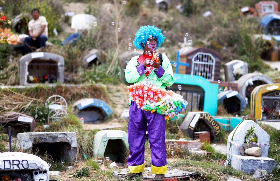 Празднование Дня мертвых на кладбище в Ла-Пасе, Боливия