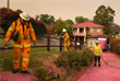 Сотрудники пожарной охраны очищают дома после распыления антипиренов - средств для защиты от огня. Новый Южный Уэльс.