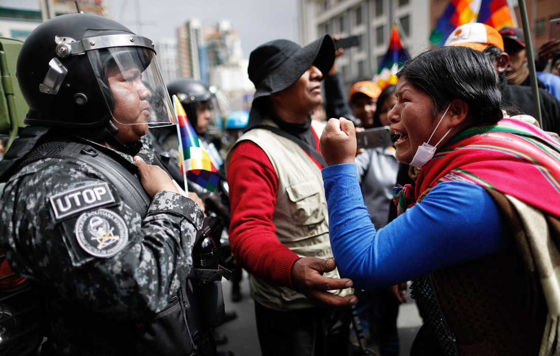 Сторонники подавшего в отставку президента Боливии Эво Моралеса вышли на акцию протеста в центре административной столицы страны Ла-Паса
