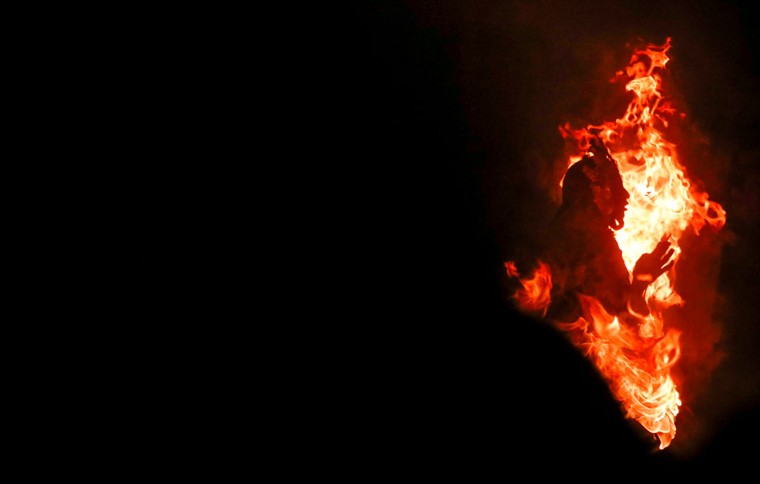 Медиум выступает во время традиционного фестиваля танца в Лалитпуре, Непал