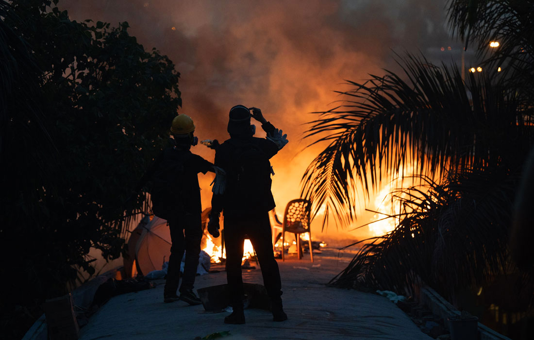 В Гонконге протестующие разожгли большой костер в Политехническом университете, чтобы не дать силовикам пройти в кампус. Противостояние у учебного заведения продолжается больше суток.