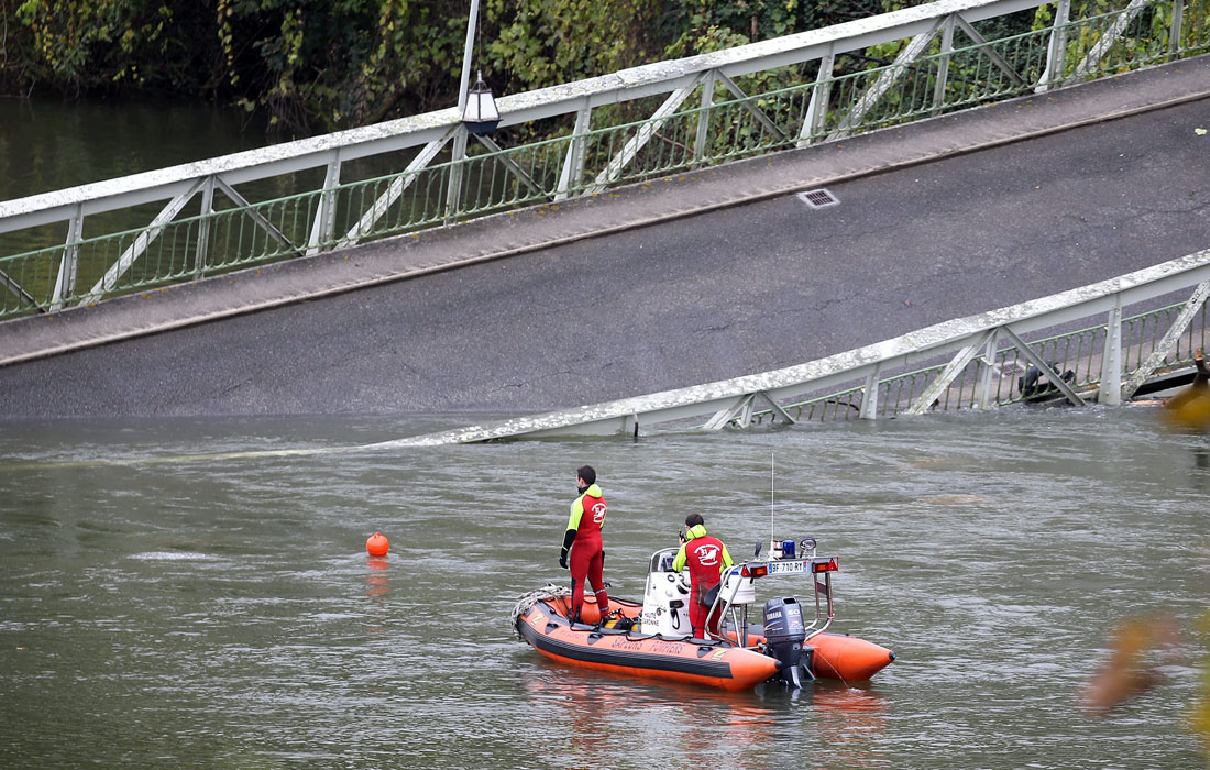 Во Франции упал подвесной автомобильный мост через реку Тарн. При обрушении погибла 15-ти летняя девочка, еще несколько человек числятся пропавшими без вести.