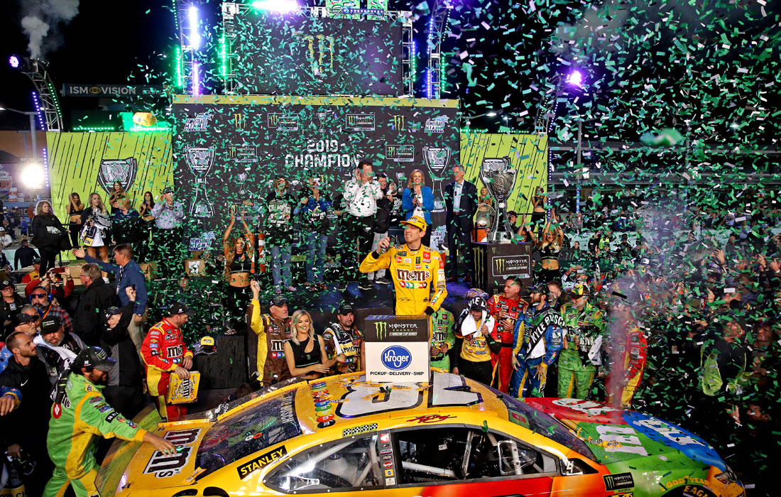 В американском Хомстеде прошел заключительный этап сезона Monster Energy NASCAR Cup Series. Пилот Кайл Буш выиграл гонку и во второй раз стал чемпионом Кубка NASCAR.