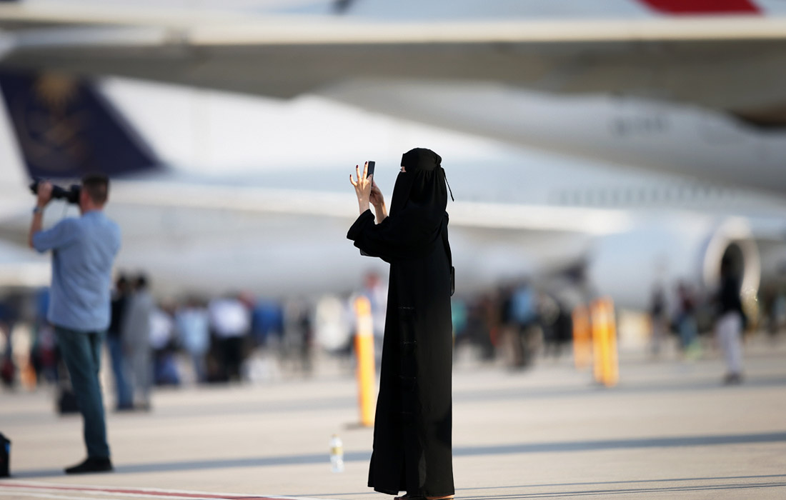 Посетительница международной авиационно-космической выставки Dubai Airshow