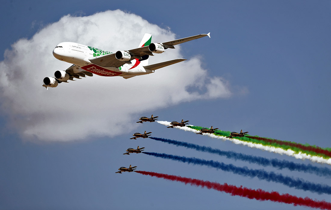 Самолет Airbus A380 авиакомпании Emirates и авиационная пилотажная группа ВВС Объединенных Арабских Эмиратов "Эль-Фурсан"
