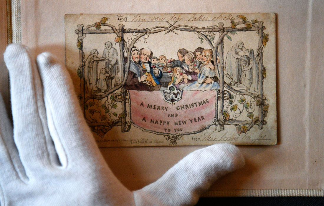 Первую в мире печатную рождественскую открытку выставили ​​в музее Чарльза Диккенса в Лондоне. Раскрашенная вручную открытка была изготовлена в 1843 году и продана за 1 шиллинг.