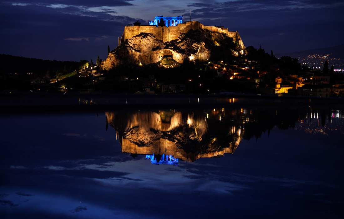 Голубой подсветкой осветили афинский храм Парфенон на вершине Акрополя в рамках международной кампании ЮНИСЕФ по защите прав детей