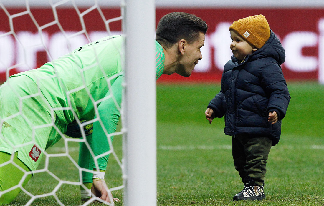Сборная Польши по футболу обыграла команду Словении в матче отборочного турнира чемпионата Европы по футболу 2020. Встреча завершилась со счетом 3:2. На фото: голкипер сборной Польши Войцех Щенсный празднует победу с сыном Лиамом.