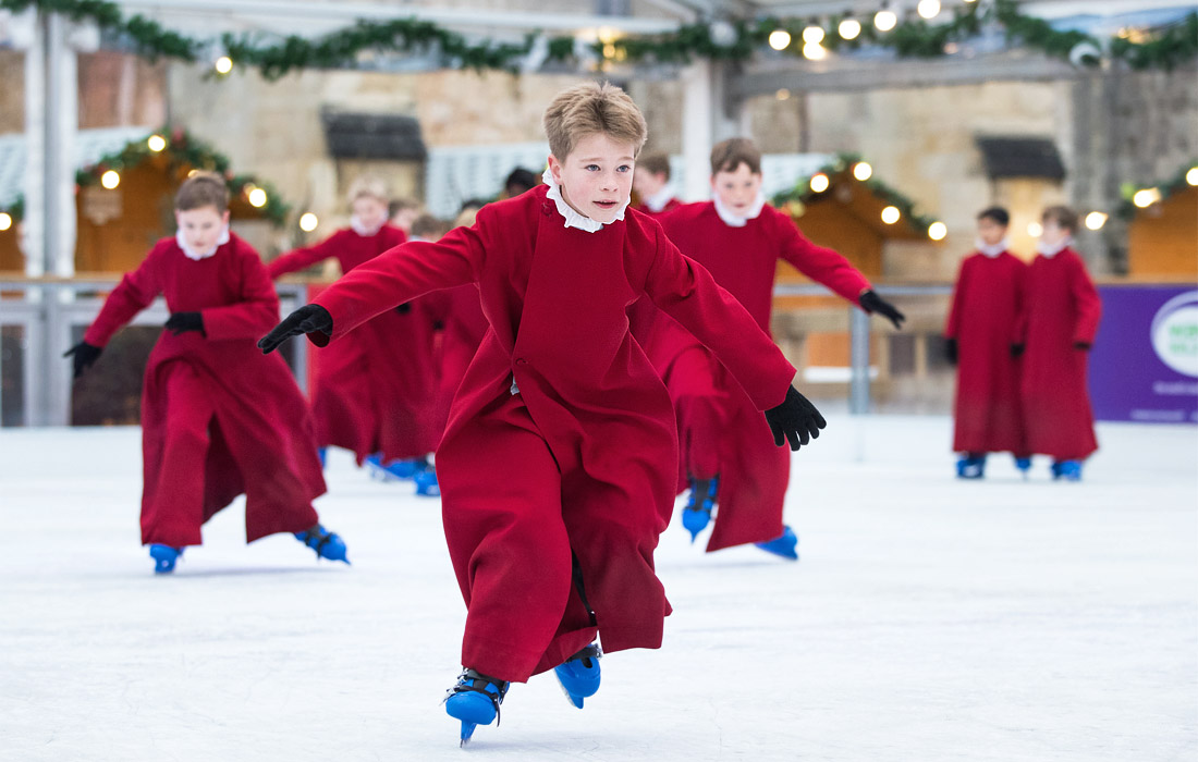 Открытие сезона на катке у Винчестерского кафедрального собора в Англии