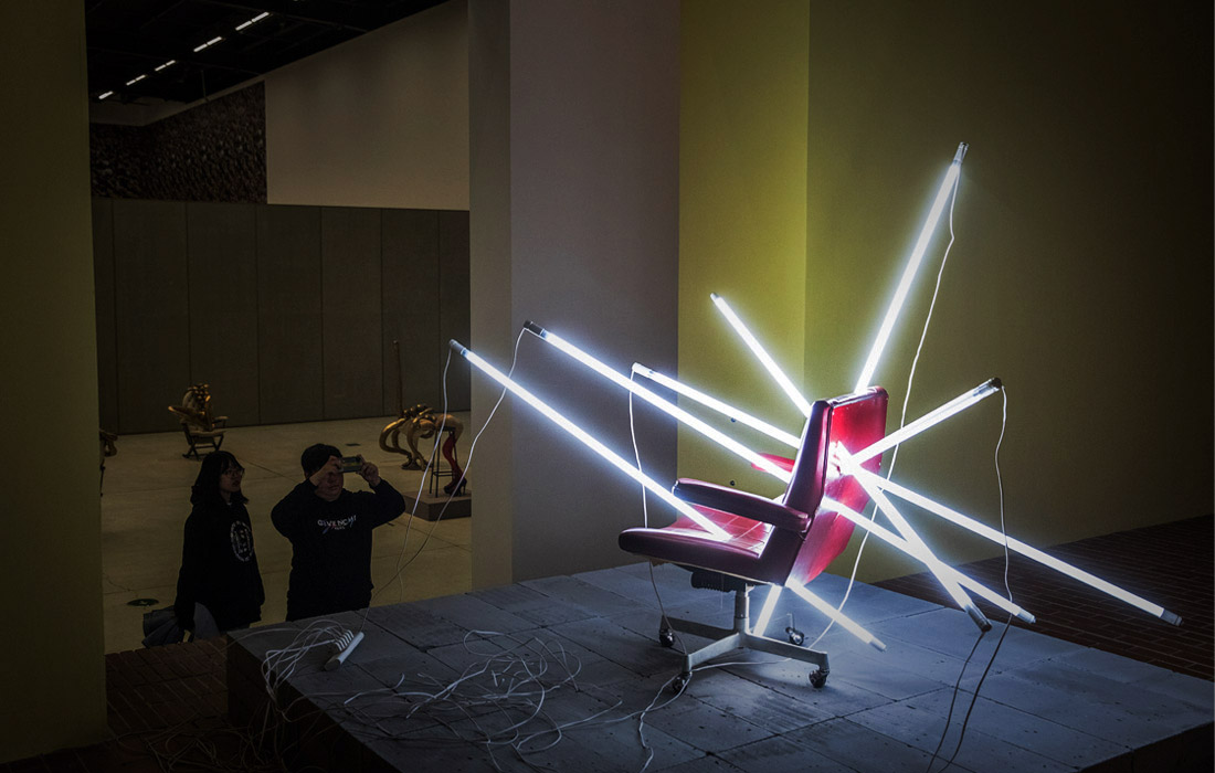 Выставка британской художницы Сары Лукас открылась в музее современного искусства Red Brick в Пекине