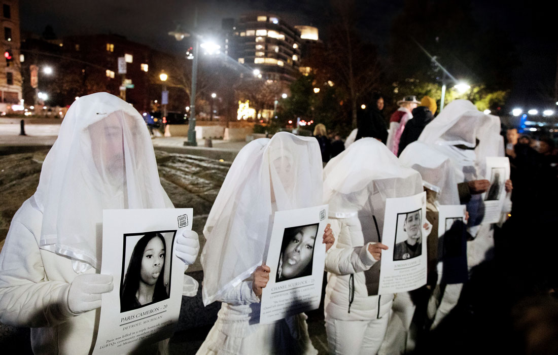 В Нью-Йорке активисты вышли с изображениями убитых членов ЛГБТ сообщества на демонстрацию, посвященную Дню памяти трансгендеров