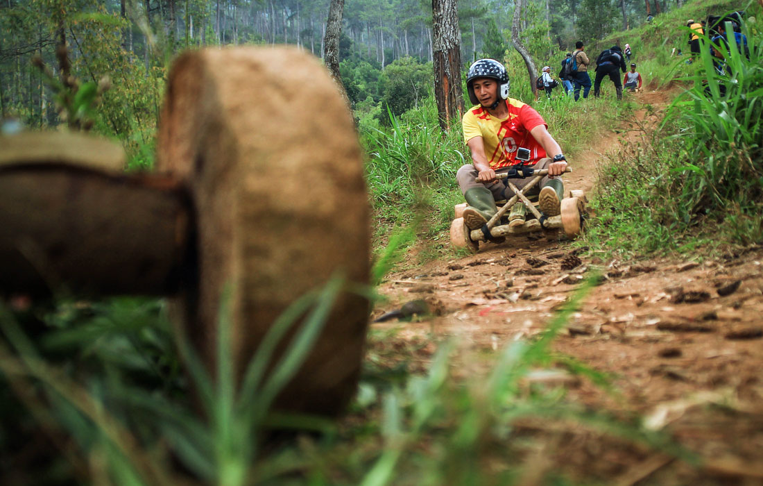 В Индонезии прошли традиционные гонки на бамбуковых автомобилях
