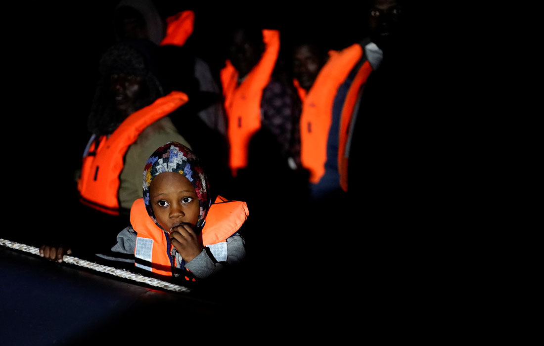 Испанская неправительственная организация Proactiva Open Arms спасла очередную лодку с мигрантами в центральной части Средиземного моря