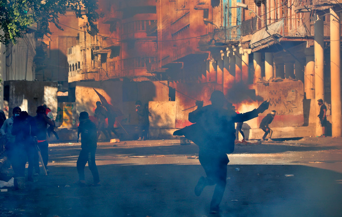 Пятничные протесты в Багдаде обернулись гибелью по меньшей мере трех человек. С начала октября, по оценкам правозащитных организаций, в ходе протестов в Ираке погибло более 320 человек.