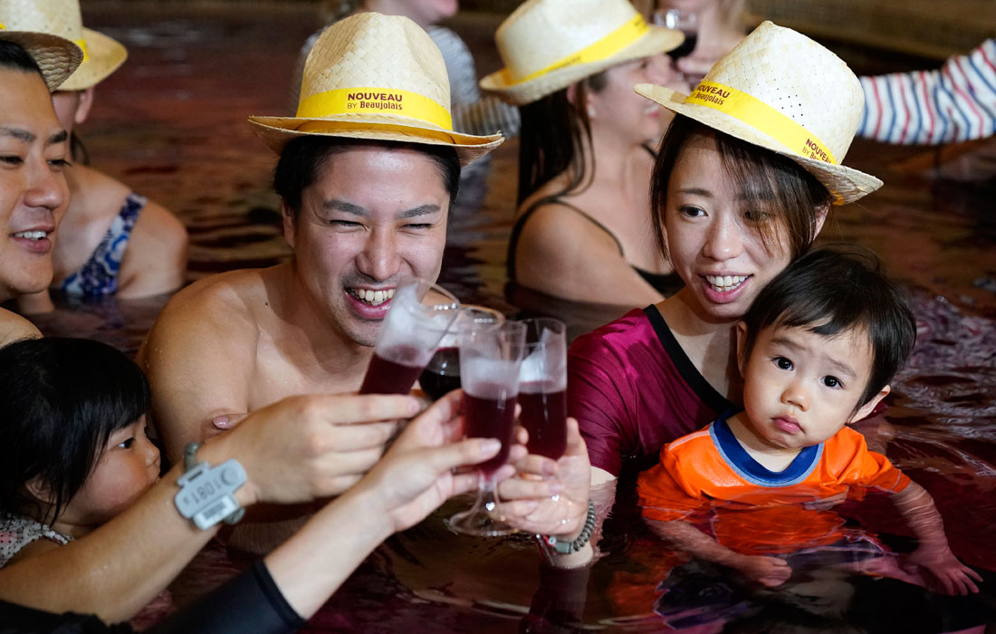 В Японии отметили праздник молодого вина "Божоле-нуво". Поклонники Beaujolais могли искупаться в бассейне, наполненном вином, а детям в бокалы наливали виноградный сок.