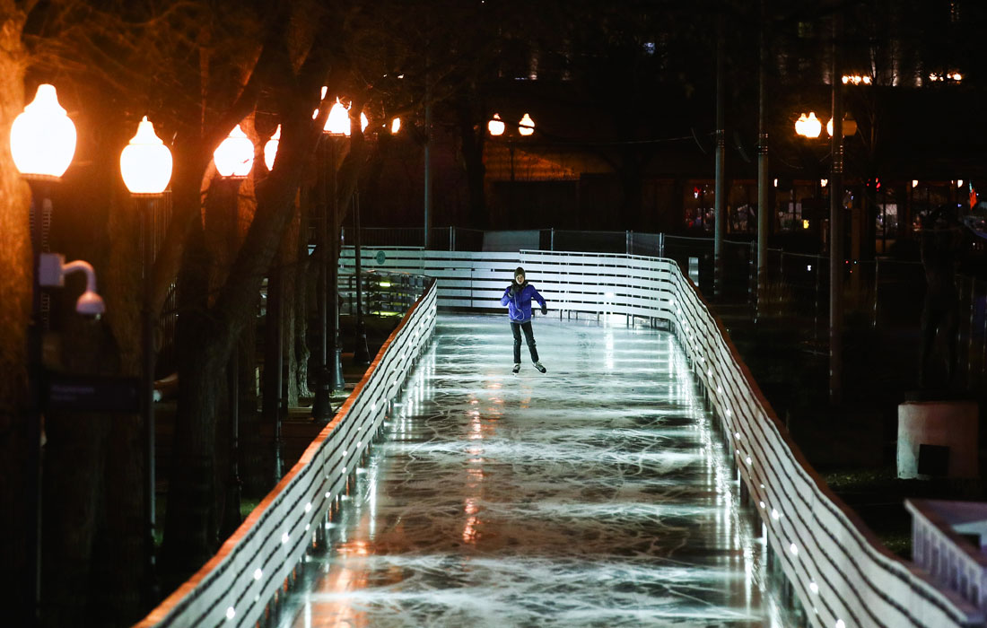 В столичном Парке Горького открыли каток "Восход"