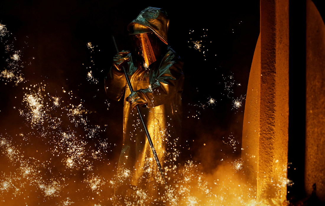 Рабочий сталелитейного завода в Дуйсбурге, Германия