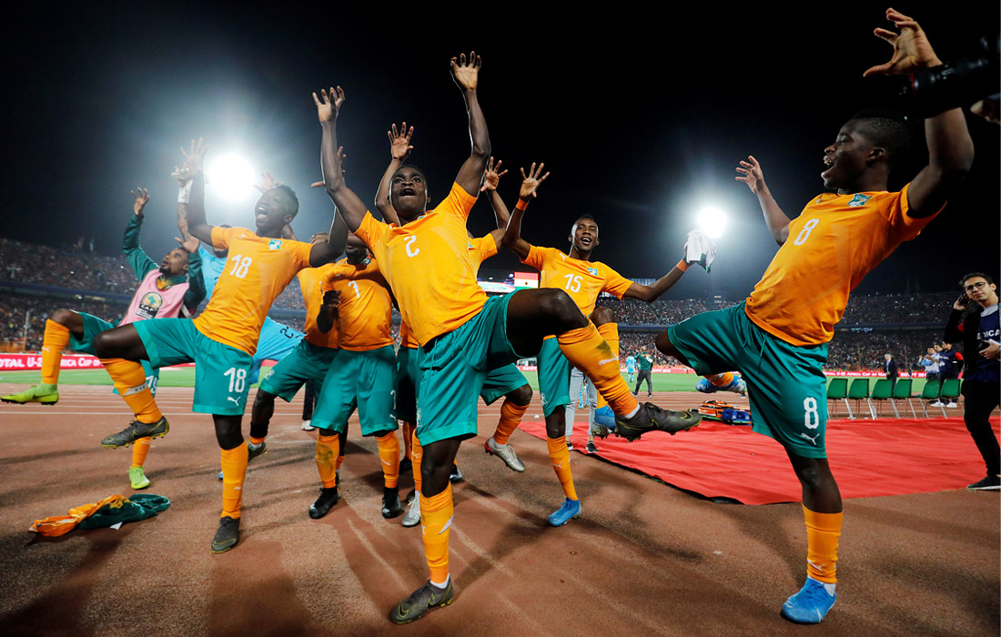 Сборная Кот-д'Ивуара празднует победу над Ганой в серии пенальти. Каир, Египет.